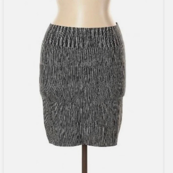 NWOT BCBGMaxAzria Stretch Skirt NEW black & white stripe size Large - Picture 1 of 7